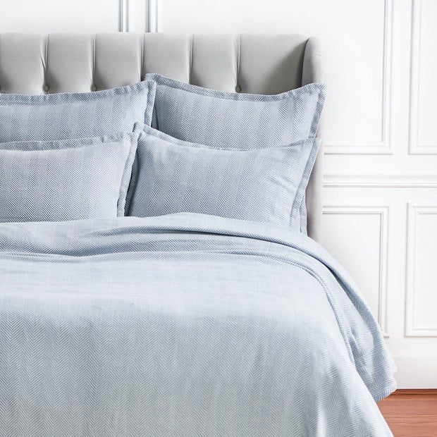 Torin bed blanket in blue.