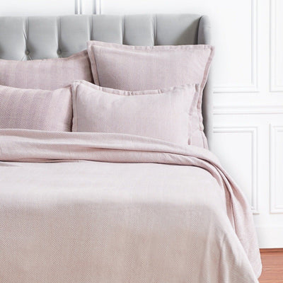 Torin bed blanket in pink.